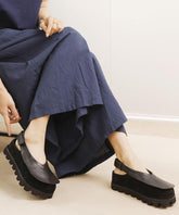 Zapatos planos de plataforma con diseño original, hechos a mano, de color marrón.